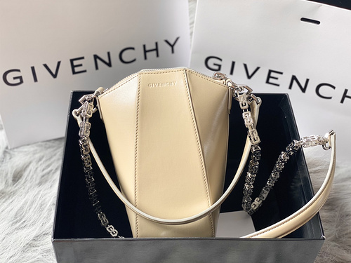 Givenchy-f2897778